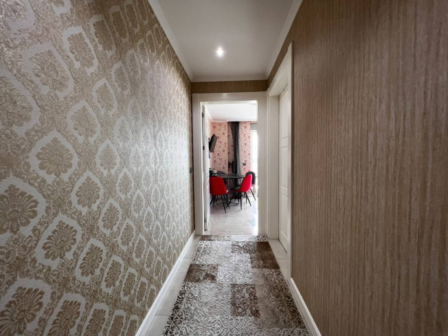 İKAMETE UYGUN 3+1 AYRI MUTFAK  EŞYALI MERKEZİ KONUMDA SATILIK DAİRE