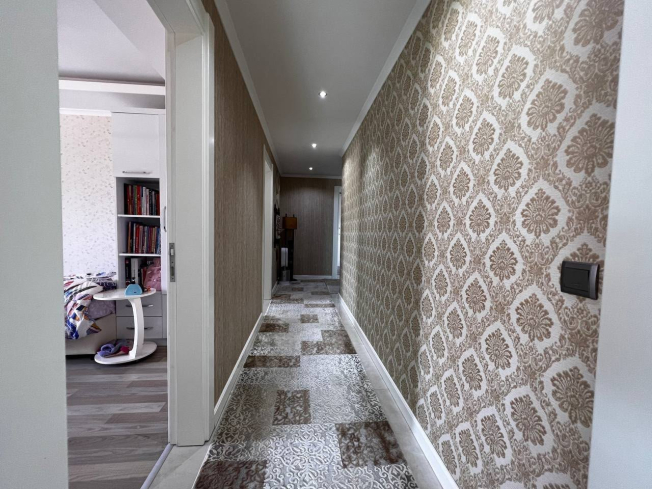 İKAMETE UYGUN 3+1 AYRI MUTFAK  EŞYALI MERKEZİ KONUMDA SATILIK DAİRE