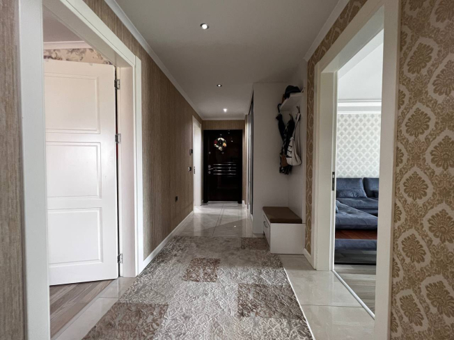 İKAMETE UYGUN 3+1 AYRI MUTFAK  EŞYALI MERKEZİ KONUMDA SATILIK DAİRE