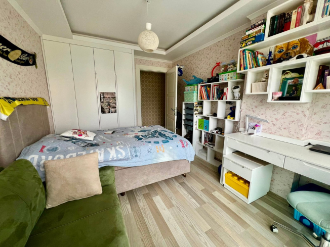İKAMETE UYGUN 3+1 AYRI MUTFAK  EŞYALI MERKEZİ KONUMDA SATILIK DAİRE