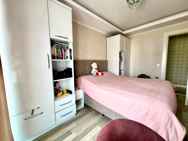 İKAMETE UYGUN 3+1 AYRI MUTFAK  EŞYALI MERKEZİ KONUMDA SATILIK DAİRE