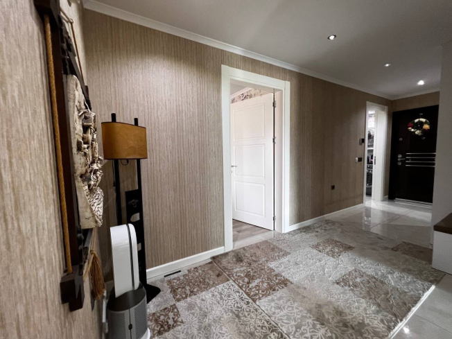İKAMETE UYGUN 3+1 AYRI MUTFAK  EŞYALI MERKEZİ KONUMDA SATILIK DAİRE
