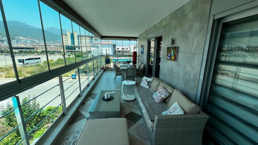 İKAMETE UYGUN 3+1 AYRI MUTFAK  EŞYALI MERKEZİ KONUMDA SATILIK DAİRE