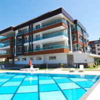 İKAMETE UYGUN 3+1 AYRI MUTFAK  EŞYALI MERKEZİ KONUMDA SATILIK DAİRE