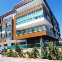 İKAMETE UYGUN 3+1 AYRI MUTFAK  EŞYALI MERKEZİ KONUMDA SATILIK DAİRE