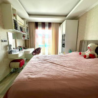 İKAMETE UYGUN 3+1 AYRI MUTFAK  EŞYALI MERKEZİ KONUMDA SATILIK DAİRE