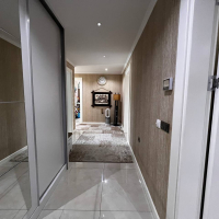 İKAMETE UYGUN 3+1 AYRI MUTFAK  EŞYALI MERKEZİ KONUMDA SATILIK DAİRE