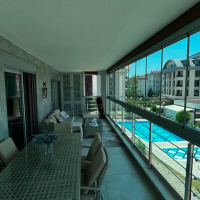 İKAMETE UYGUN 3+1 AYRI MUTFAK  EŞYALI MERKEZİ KONUMDA SATILIK DAİRE
